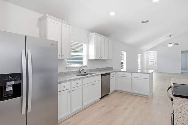 225 W Luna Blue LN, Jarrell, TX 76537
