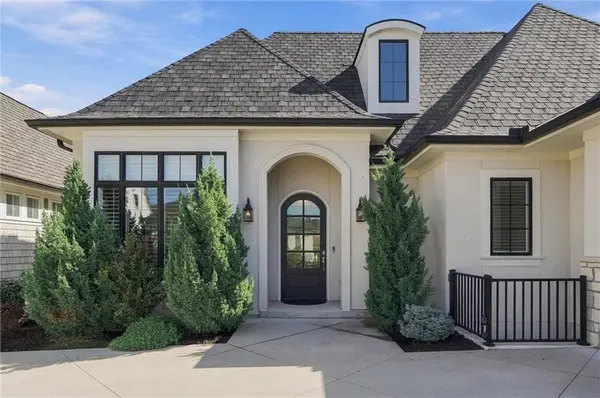 9341 Linden Reserve DR, Prairie Village, KS 66207