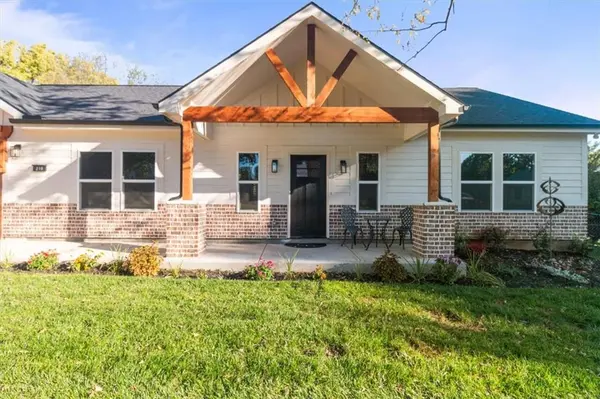 210 SW 7th ST, Oak Grove, MO 64075