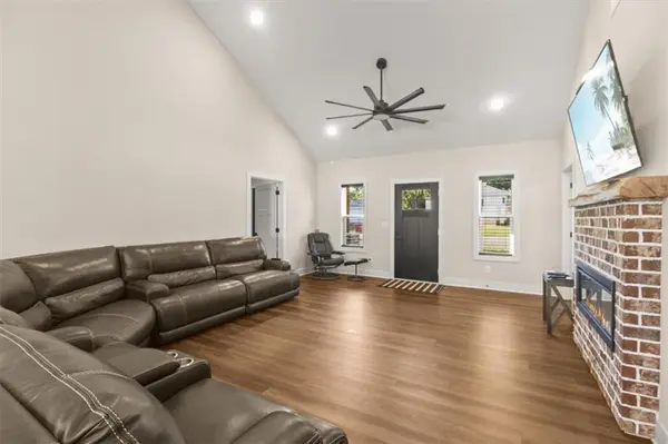 210 SW 7th ST, Oak Grove, MO 64075