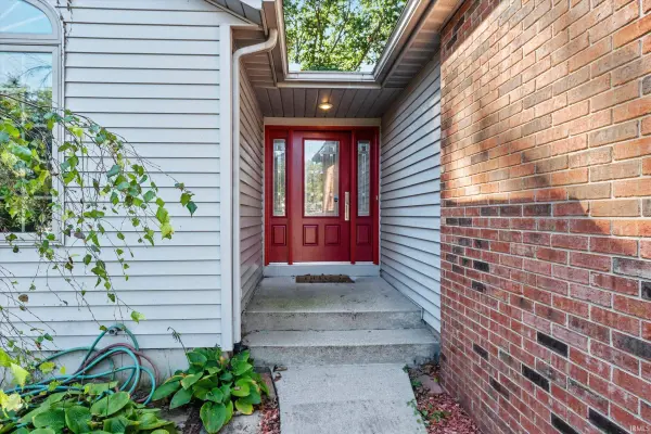 50715 Wimbledon CT, South Bend, IN 46637-2127
