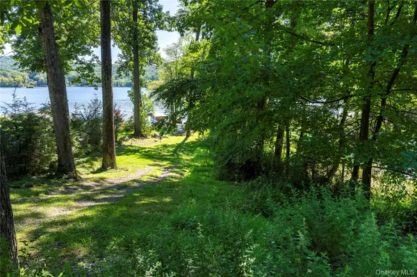 137 W Shore DR, Putnam Valley, NY 10579