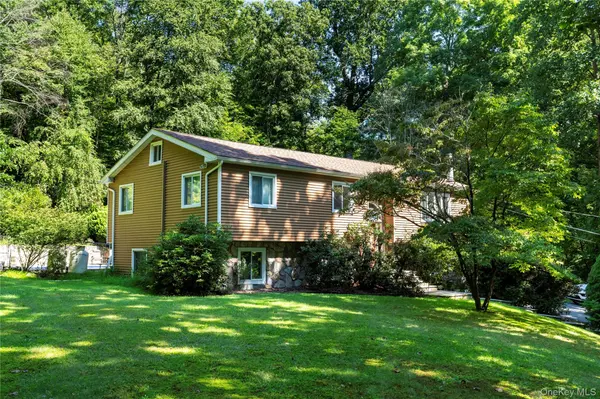 137 W Shore DR, Putnam Valley, NY 10579