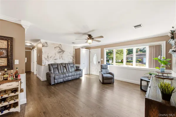 15 Oakwood ST, Greenlawn, NY 11740