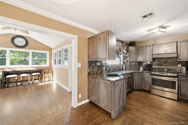 15 Oakwood ST, Greenlawn, NY 11740