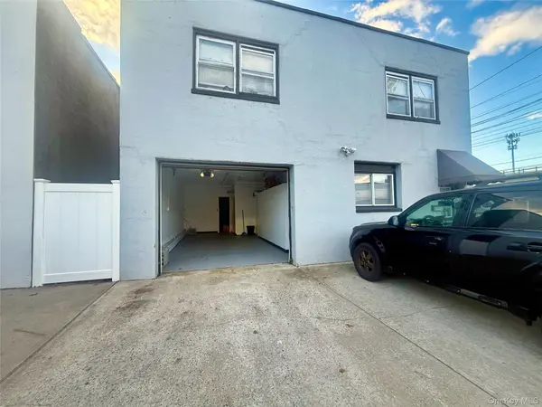 109 15, Lindenhurst, NY 11757