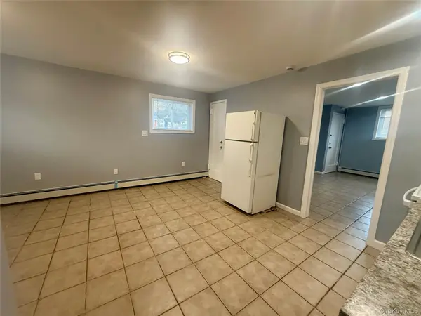 109 15, Lindenhurst, NY 11757
