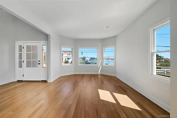 101 Clocks BLVD, Massapequa, NY 11758