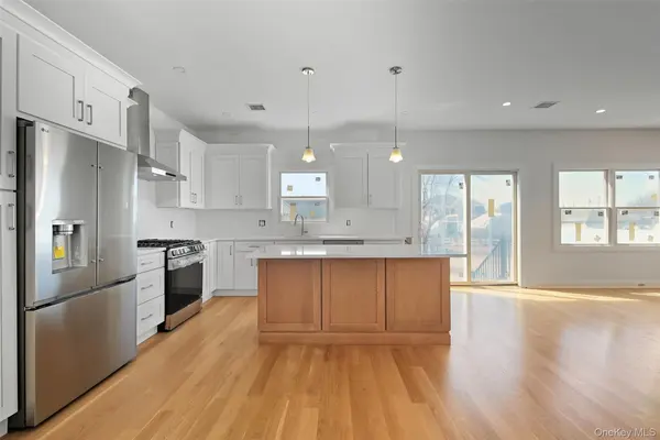 101 Clocks BLVD, Massapequa, NY 11758
