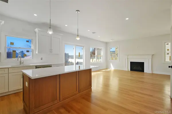 101 Clocks BLVD, Massapequa, NY 11758