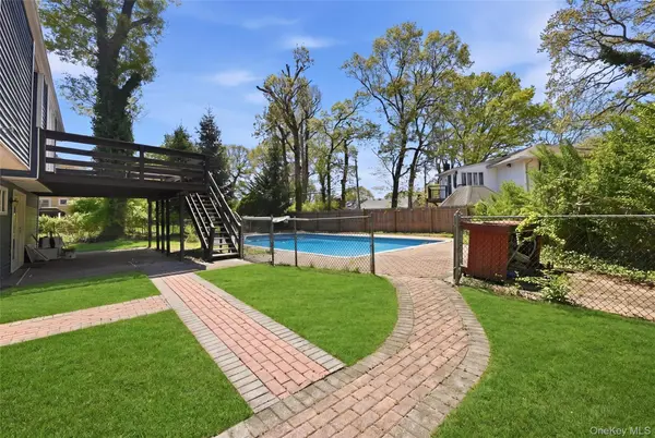 18 Park DR, Syosset, NY 11791