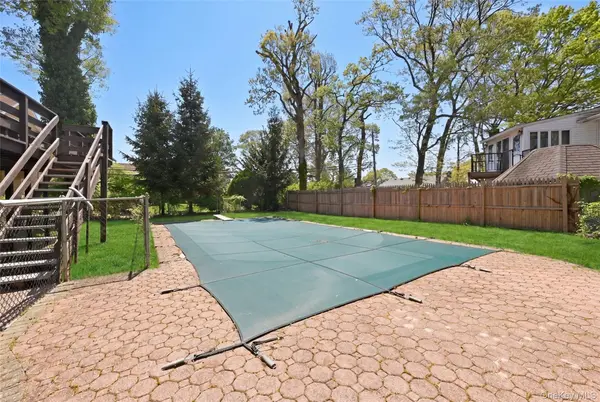 18 Park DR, Syosset, NY 11791