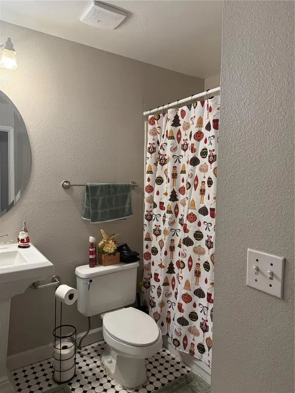 2071 DIXIE BELLE DR #2071M, Orlando, FL 32812