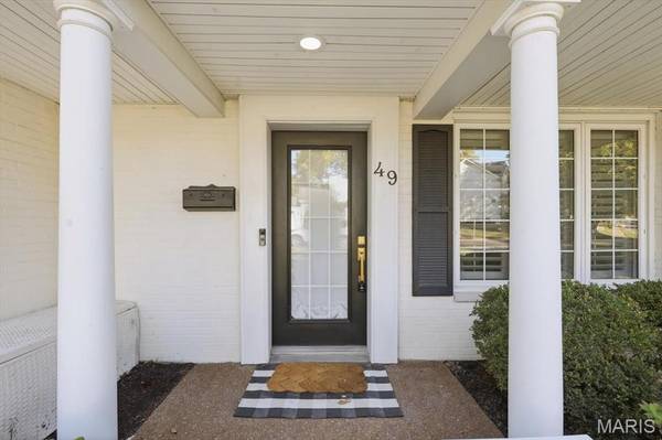 49 Waverton DR, Ladue, MO 63124