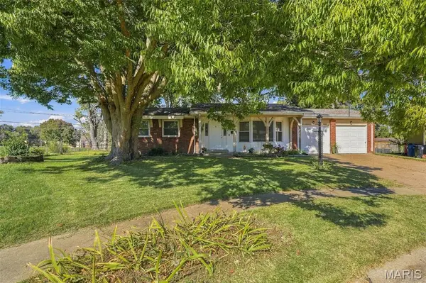 2571 Rhapsody LN, Florissant, MO 63031