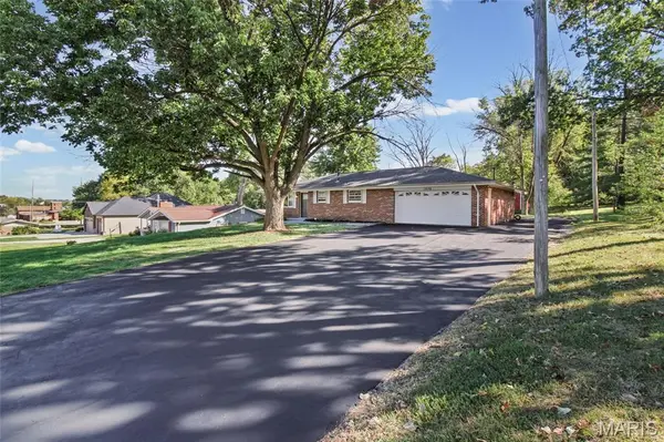 1636 Bowles AVE, Fenton, MO 63026