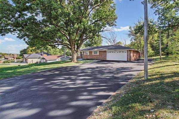 1636 Bowles AVE, Fenton, MO 63026
