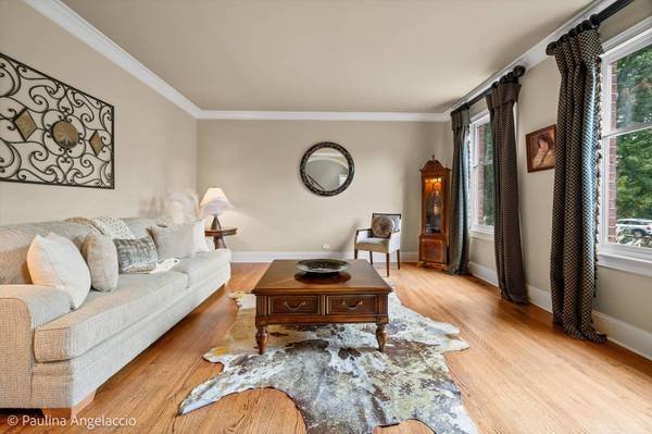 2 Marbury LN, Barrington Hills, IL 60010