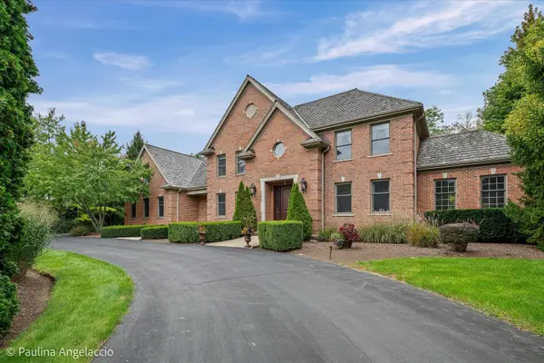 2 Marbury LN, Barrington Hills, IL 60010