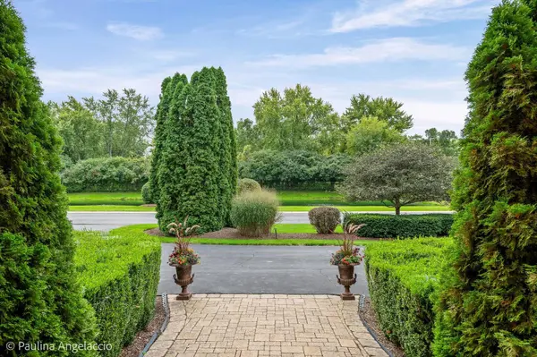 2 Marbury LN, Barrington Hills, IL 60010