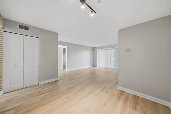 9386 Bay Colony DR #1S, Des Plaines, IL 60016