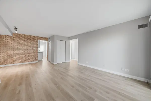 9386 Bay Colony DR #1S, Des Plaines, IL 60016