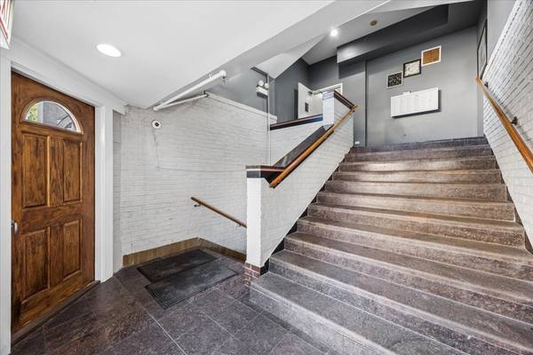 331 S Ridgeland AVE #C, Oak Park, IL 60304