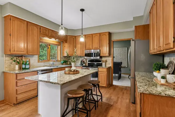 1929 Woodstone DR, Victoria, MN 55386