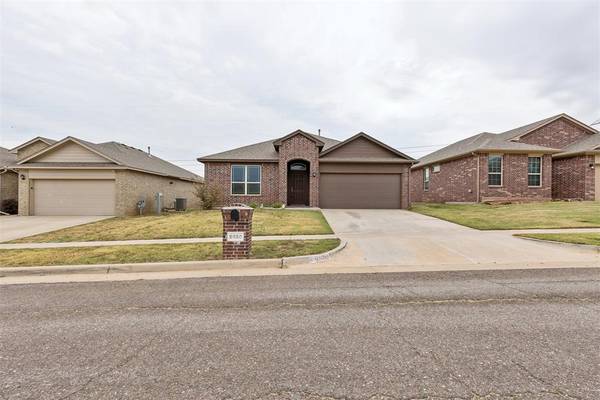 9520 Timberland LN, Yukon, OK 73099
