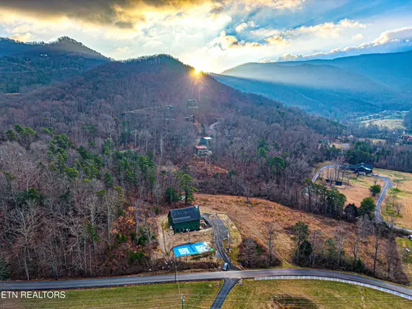 2773 Clabo Rd, Sevierville, TN 37862