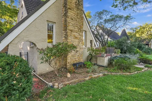 3723 Sleepy Hollow Dr, Wichita, KS 67208