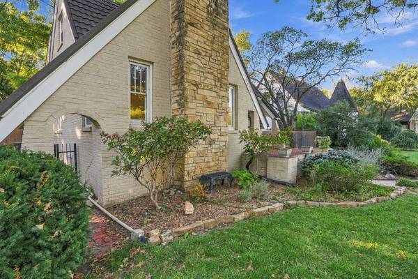 3723 Sleepy Hollow Dr, Wichita, KS 67208