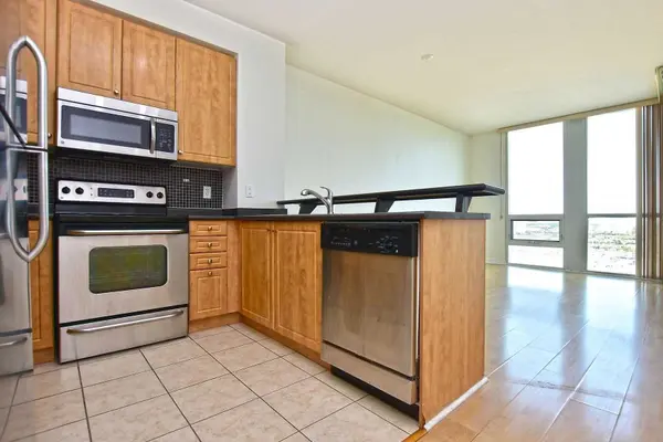 220 Burnhamthorpe RD #2201, Mississauga, ON L5B 4N4