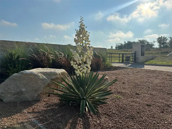 682 Evergreen CIR, Round Mountain, TX 78663