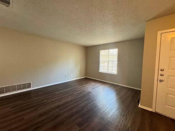 9208 Texas Oaks DR, Austin, TX 78748