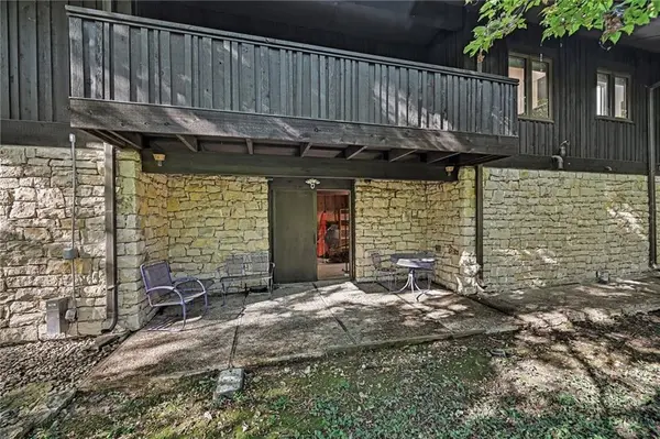 6501 State Line RD, Kansas City, MO 64113