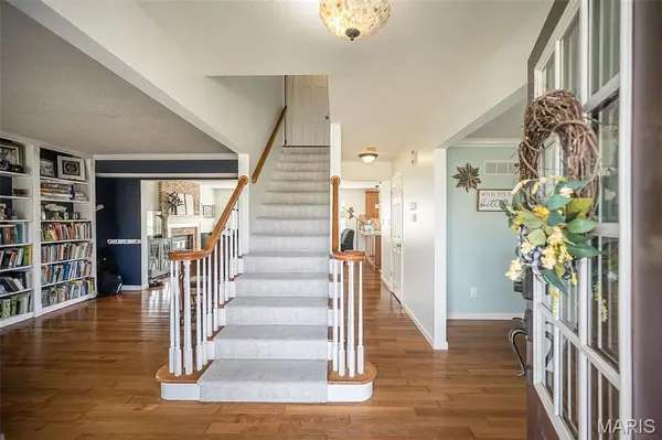 4863 Greenburg DR, St Peters, MO 63304