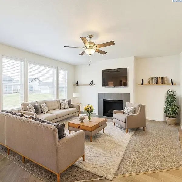 8214 Cardinal Peak St, West Richland, WA 99353