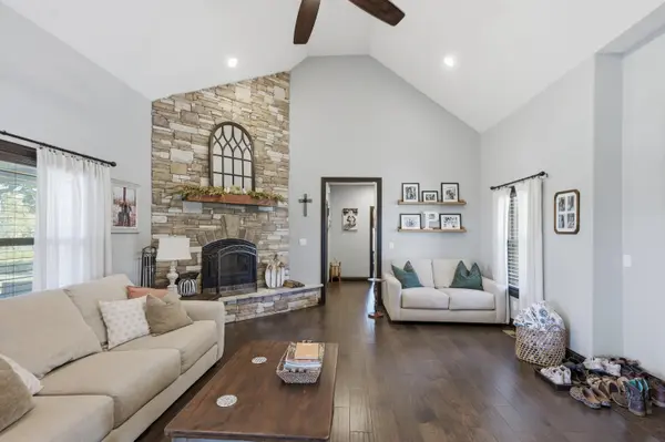 8161 Falcon RD, Neosho, MO 64850