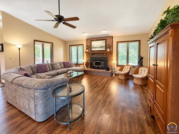 6221 Ridgeview DR, Ozawkie, KS 66070