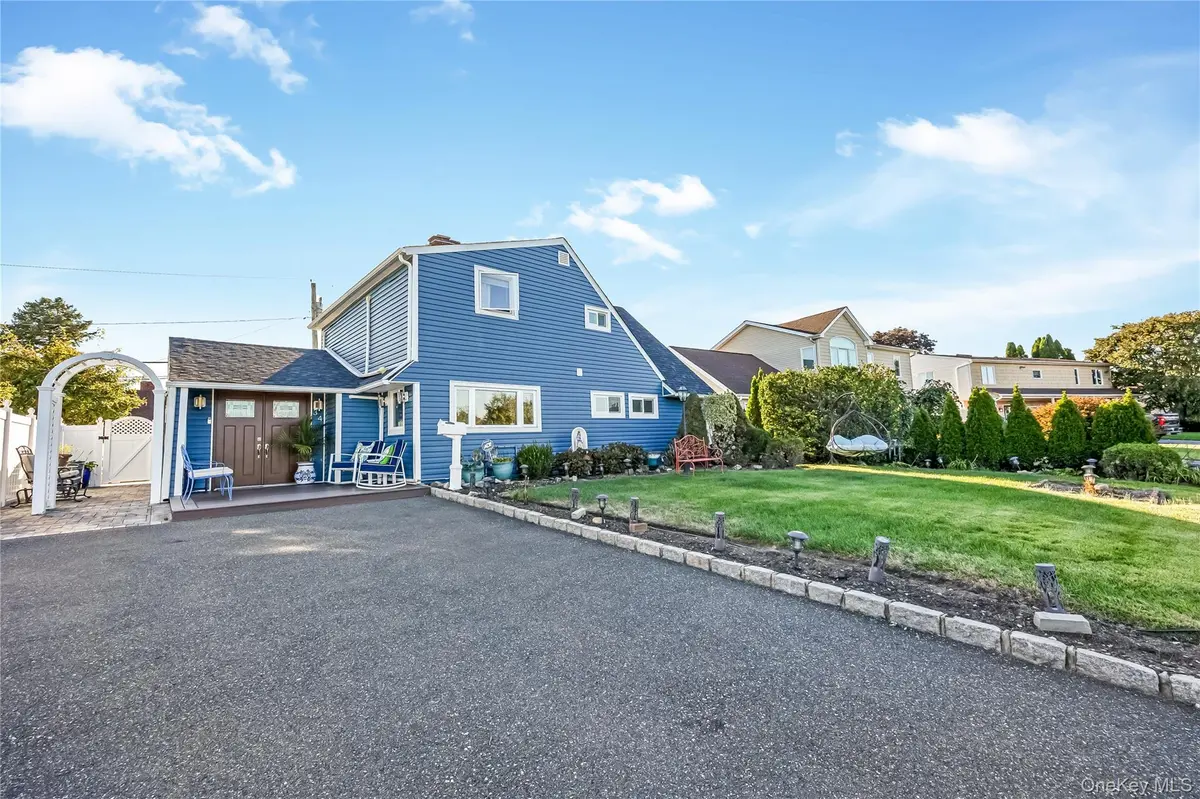 34 Harmony LN, Westbury, NY 11590