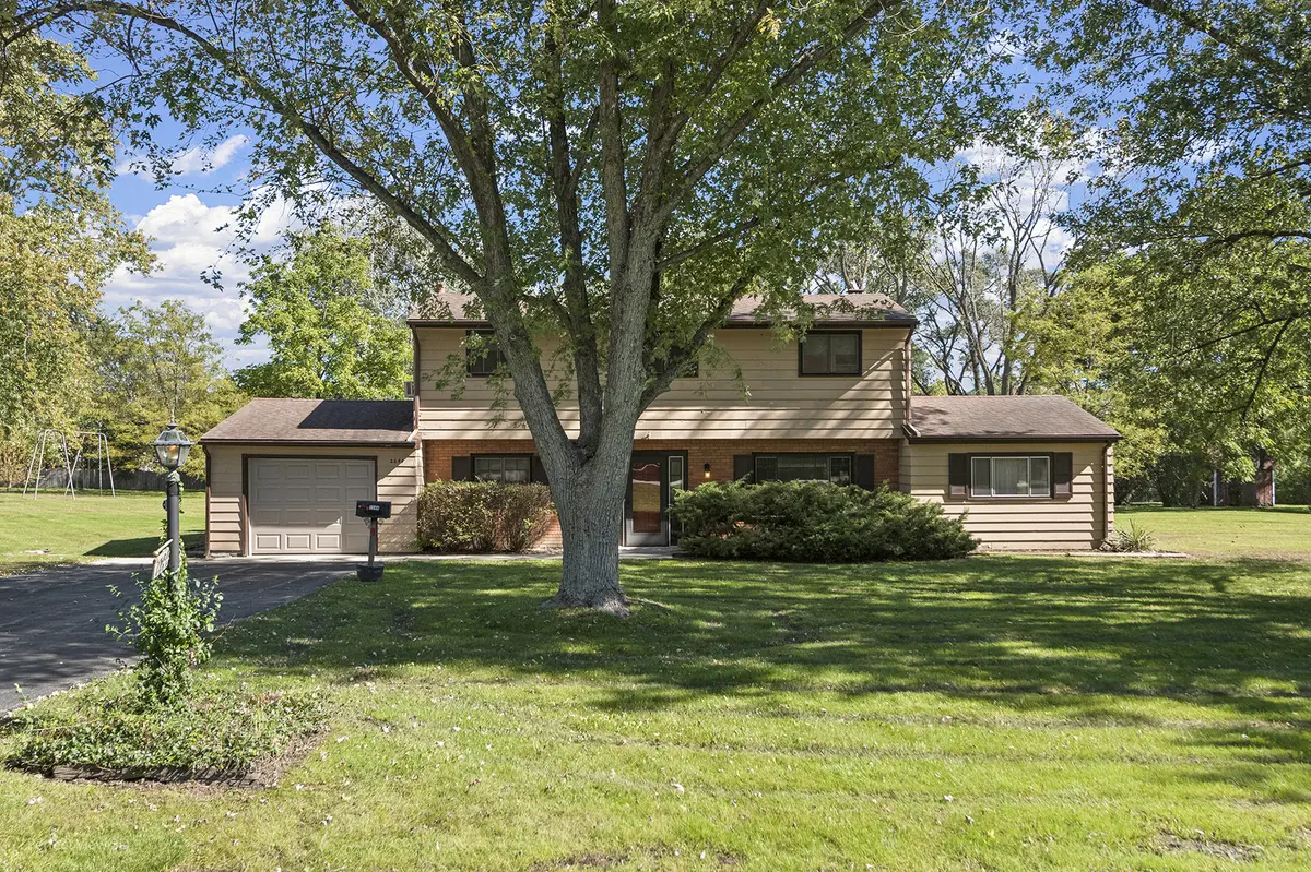 2244 Heathercliff DR, Green Oaks, IL 60048