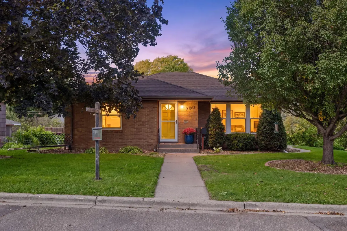 909 Manomin AVE, West Saint Paul, MN 55118