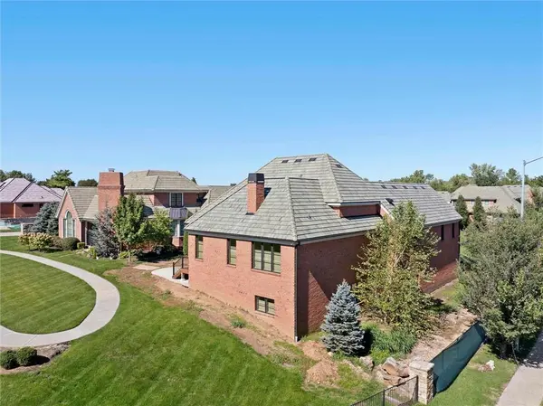 11417 Cambridge RD, Leawood, KS 66211