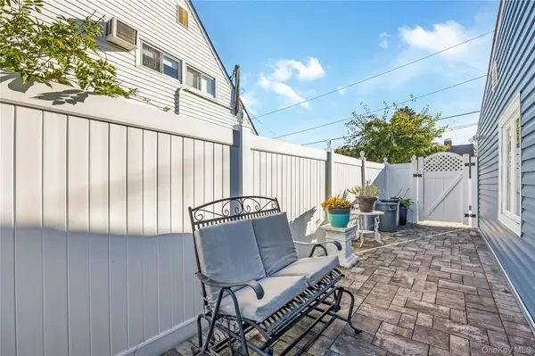 34 Harmony LN, Westbury, NY 11590