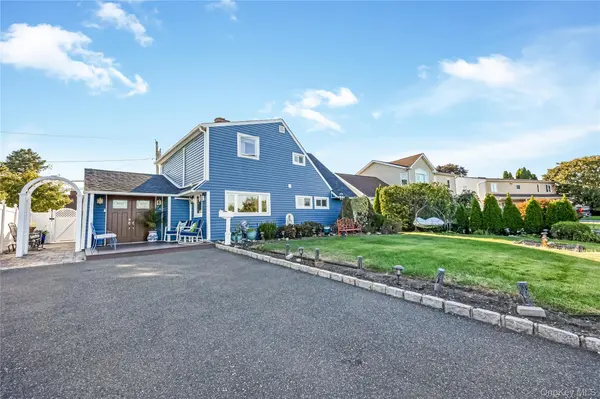 34 Harmony LN, Westbury, NY 11590
