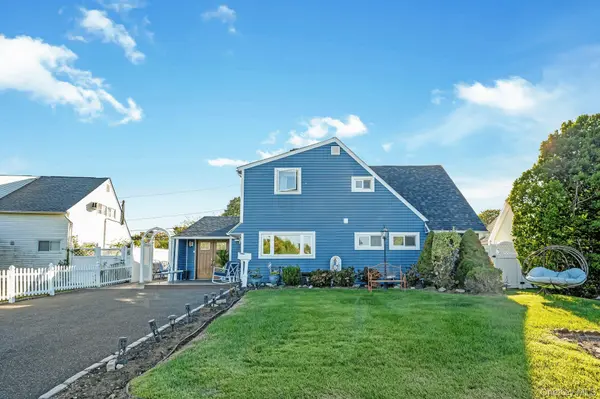 34 Harmony LN, Westbury, NY 11590