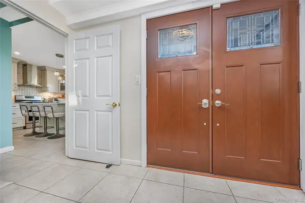 34 Harmony LN, Westbury, NY 11590