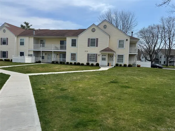 9 Fairview CIR, Middle Island, NY 11953