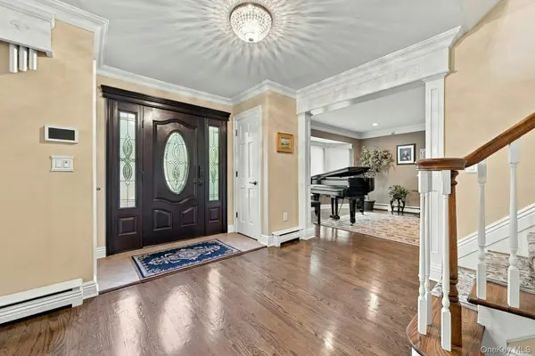 26 Astro PL, Dix Hills, NY 11746